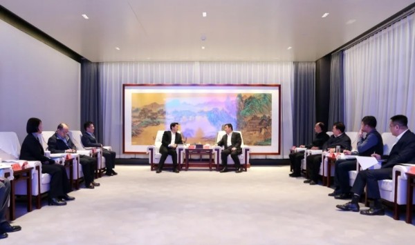 张强与中国医药集团有限公司党委书记、董事长白忠泉座谈