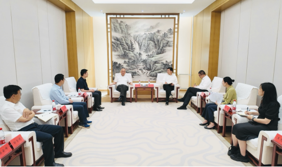 张强与菲尔兹奖得主、清华大学讲席教授、北京雁栖湖应用数学研究院院长丘成桐座谈