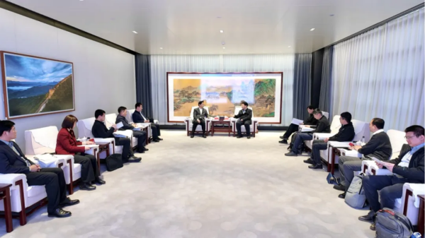 张强与清华大学信息科学技术学院副院长、自动化系主任，具身智能与机器人研究院院长张涛座谈