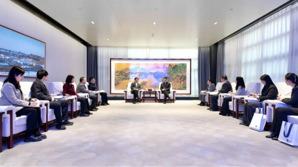 张强与北京资产管理协会会长、工银理财总裁高向阳座谈