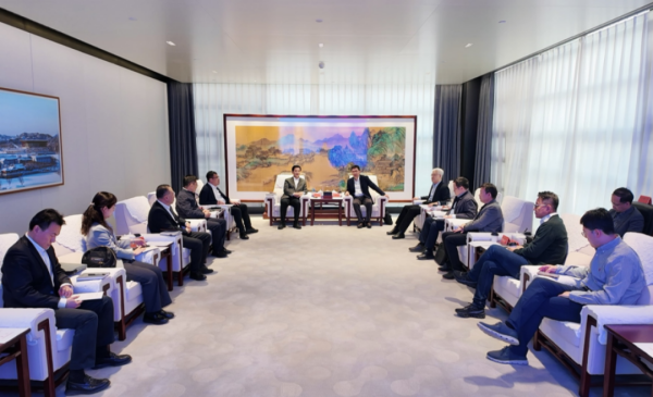 张强与市卫生健康委党委书记钟东波座谈