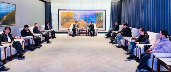 张强与中国同辐股份有限公司党委书记、董事长肖亚飞座谈，围绕推动共建创新联合体等进行交流