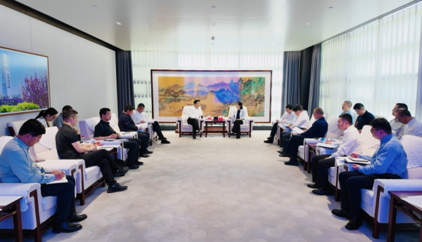 张强与中关村发展集团党委书记、董事长李妍座谈 张强与中关村发展集团党委书记、董事长李妍座谈