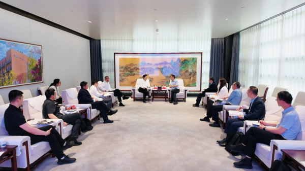 张强与新紫光集团董事长李滨座谈 张强与新紫光集团董事长李滨座谈