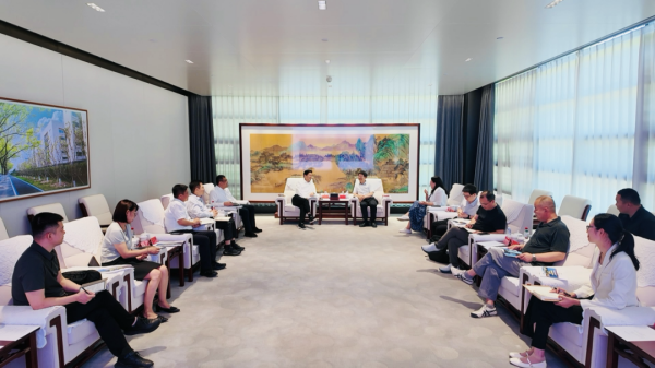 张强与中国科学院半导体研究所所长谭平恒座谈 张强与中国科学院半导体研究所所长谭平恒座谈