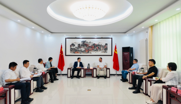 张强与法国耐柯森集团创始人、首席执行官夏尔·博纳富座谈 张强与法国耐柯森集团创始人、首席执行官夏尔·博纳富座谈