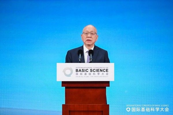 “人类独有的原创思想，不会被机器代替！”国际基础科学大会上，丘成桐又提到了王虹、邓煜1