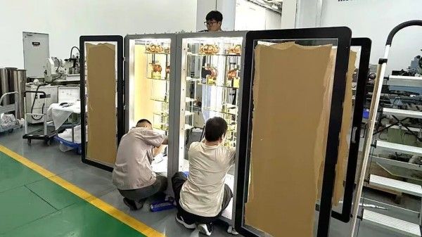 科研人员调试稀释制冷机