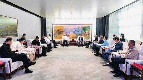 张强与中国科学院高能物理研究所所长曹俊座谈